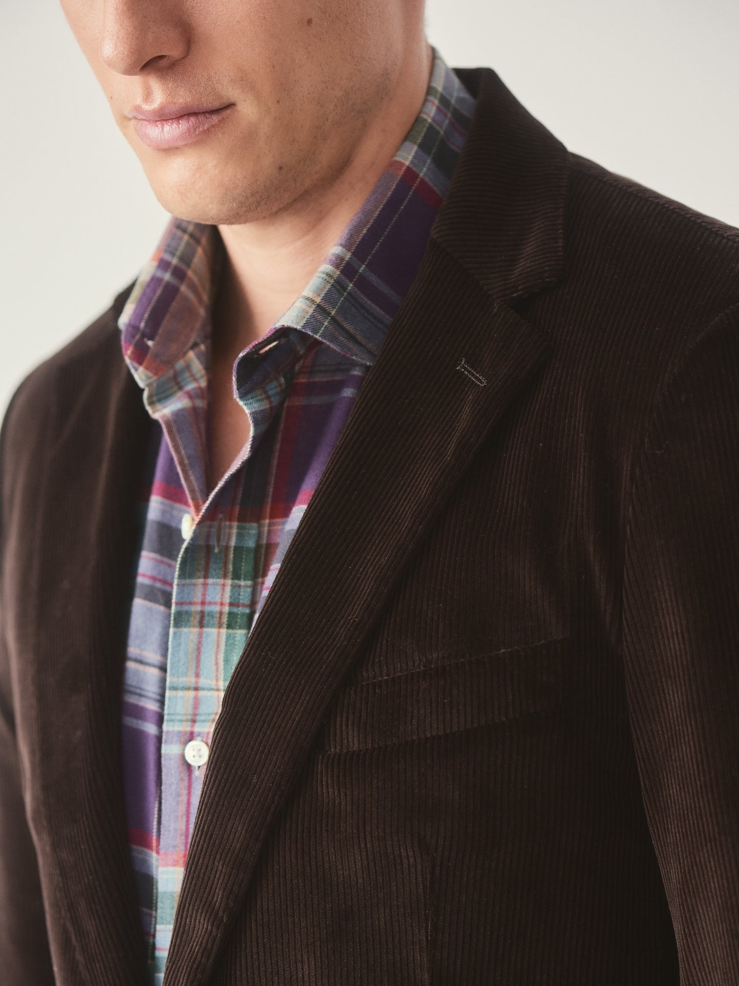 Model wearing J.McLaughlin Suffolk blazer in brown made with cotton corduroy.