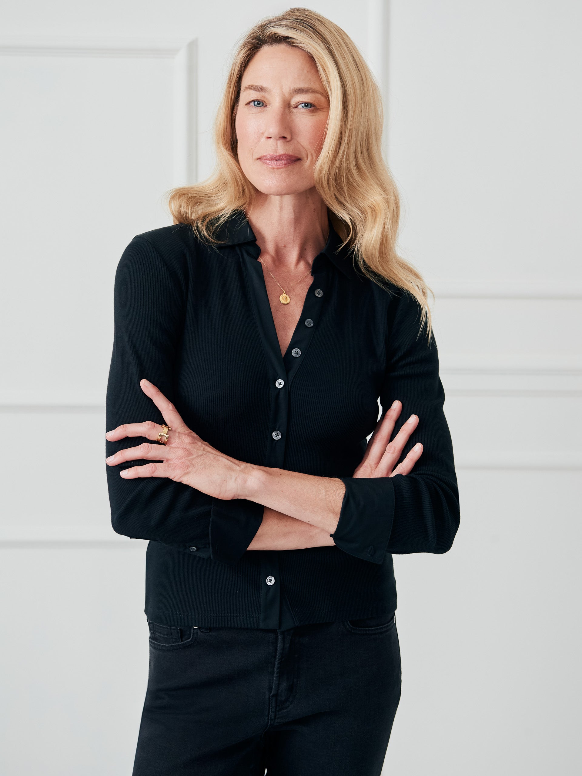 J.McLaughlin Theodora top in black made with cotton. 