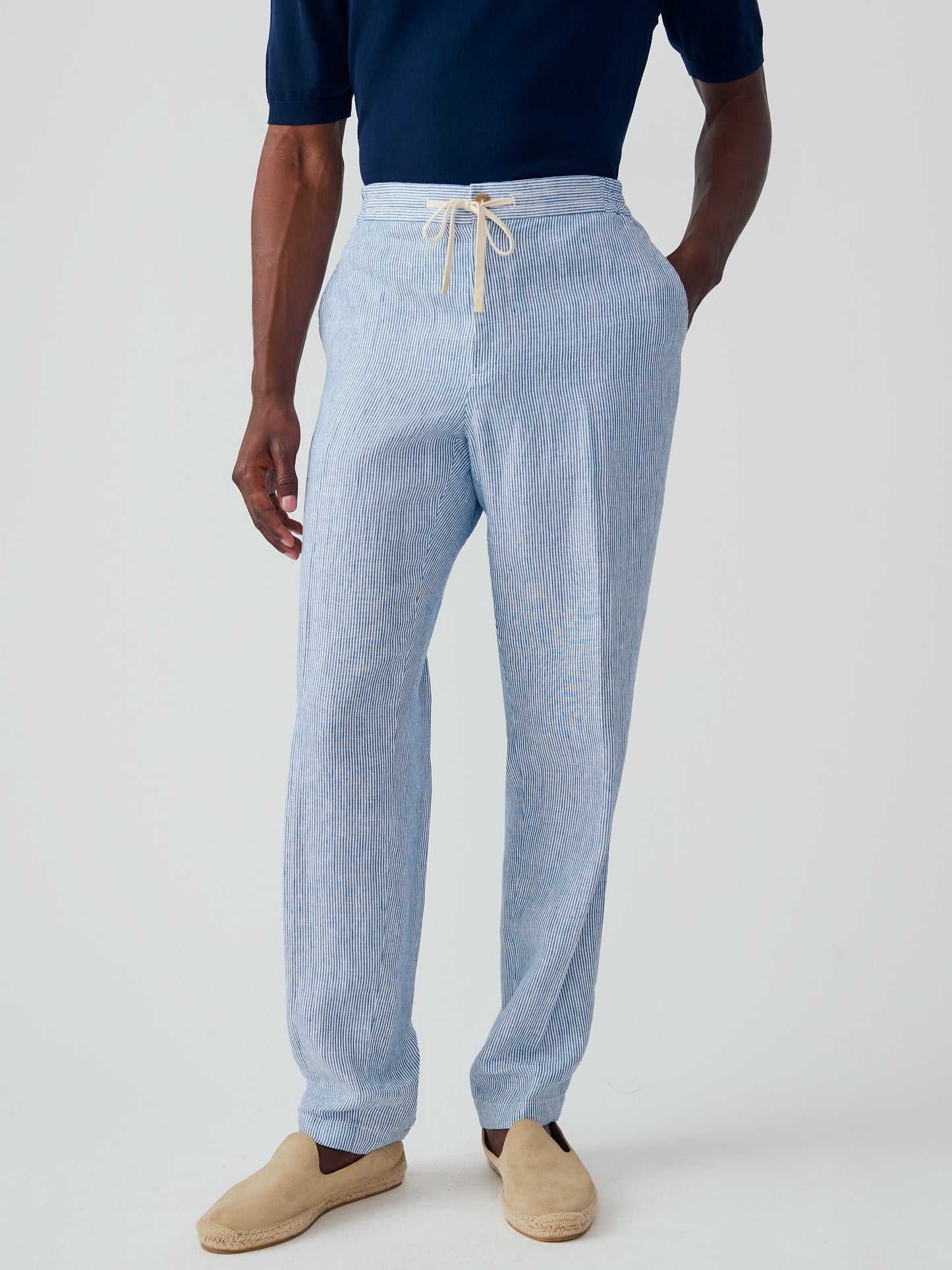 Model wearing J.McLaughlin Callistair pants in white/navy made with linen.