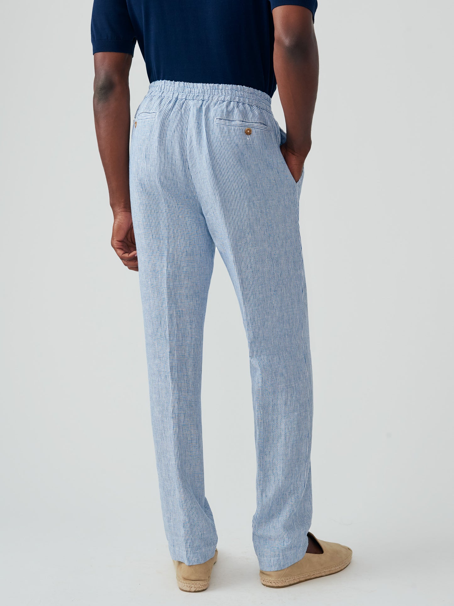 Model wearing J.McLaughlin Callistair pants in white/navy made with linen.