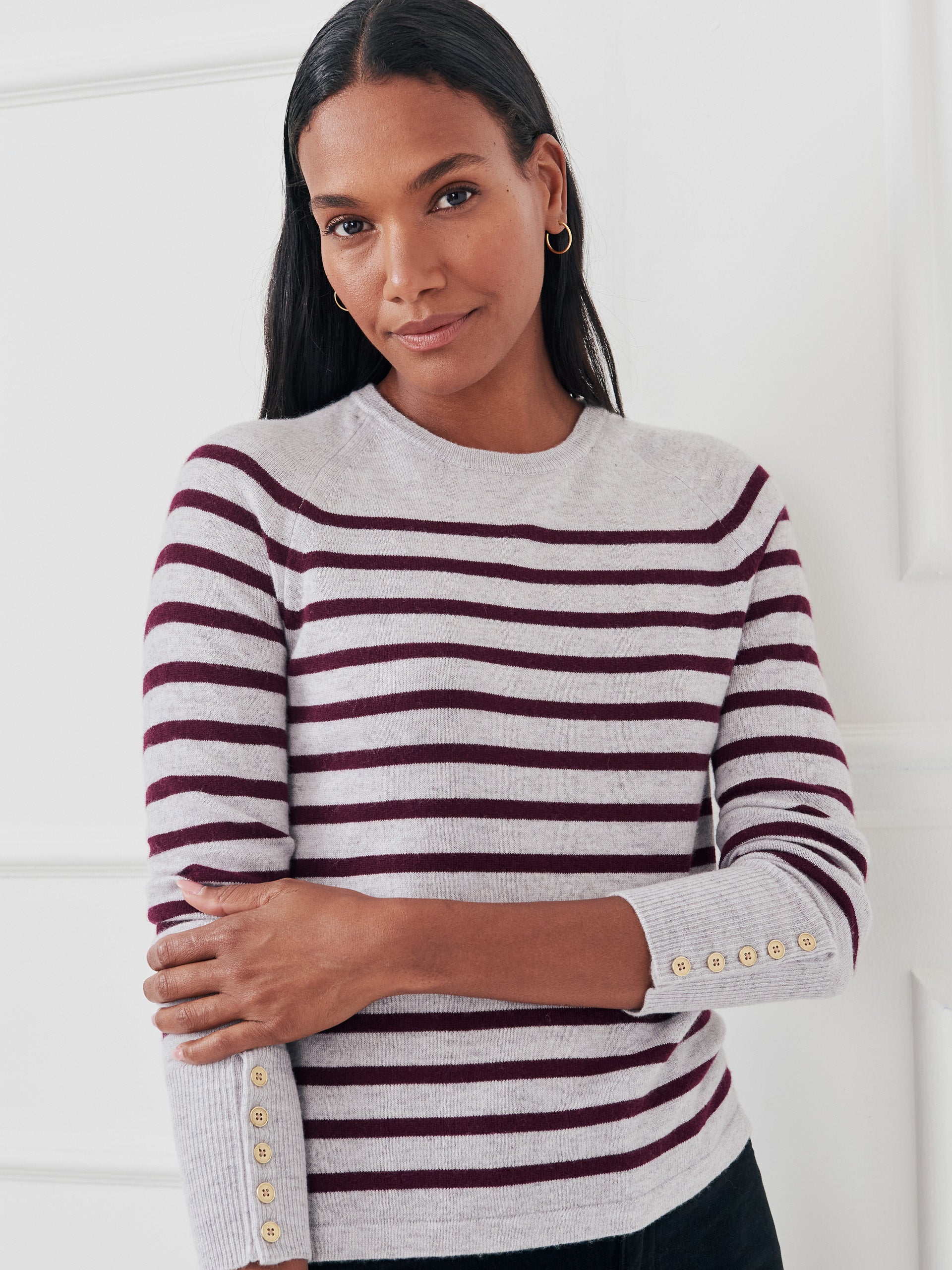 Zosia sweater in light heather gray/burgundy made with cashemre.