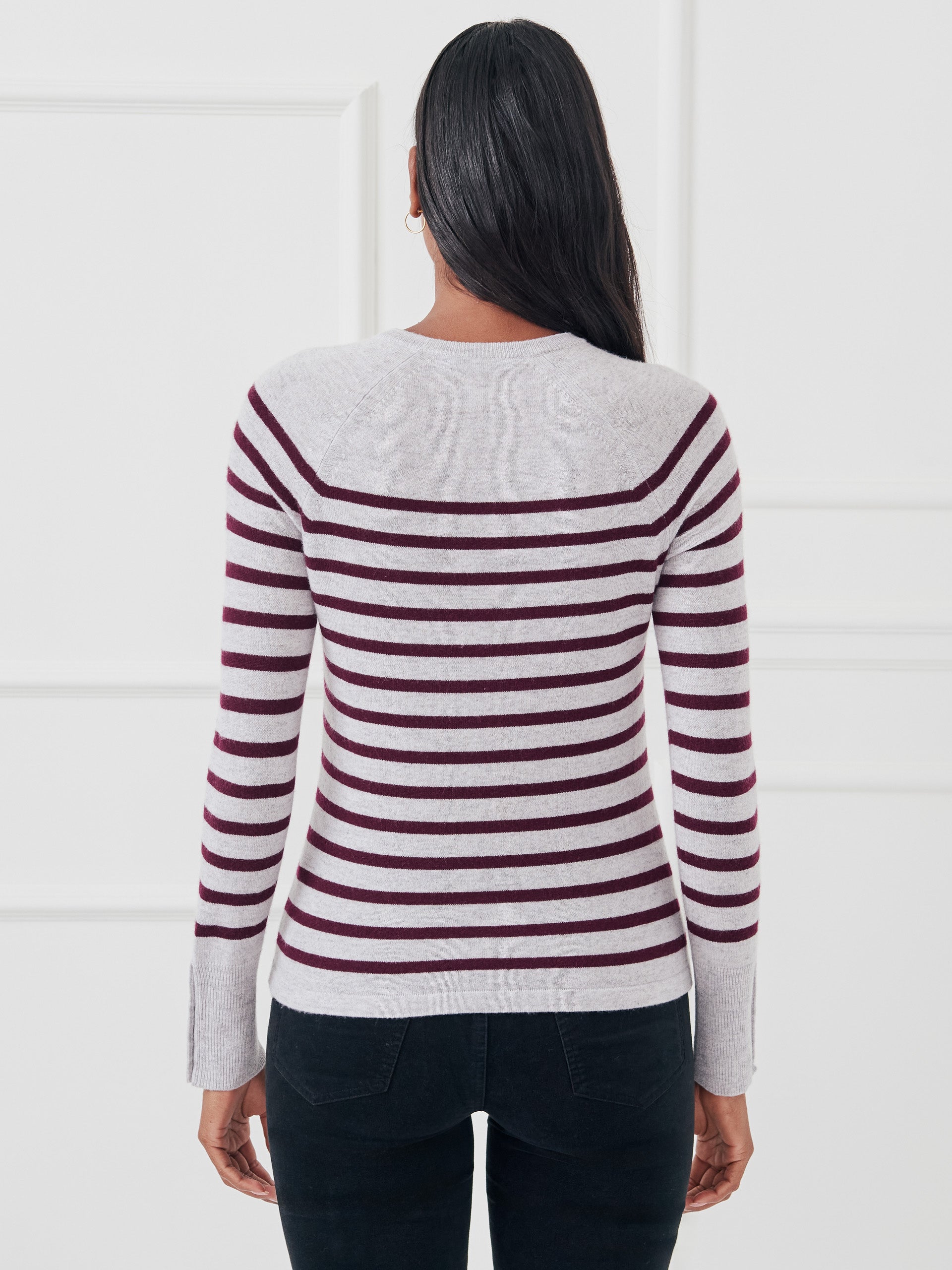 Zosia sweater in light heather gray/burgundy made with cashemre.